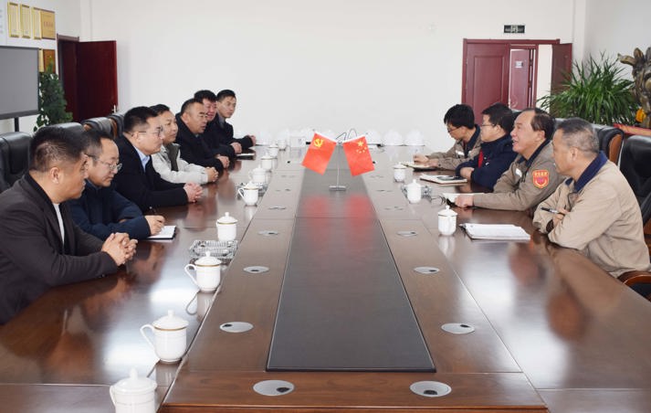 察右前旗旗委常委、統(tǒng)戰(zhàn)部部長(zhǎng)朝魯孟深入旭峰炭素公司開(kāi)展“助企行動(dòng)”專(zhuān)項(xiàng)調(diào)研